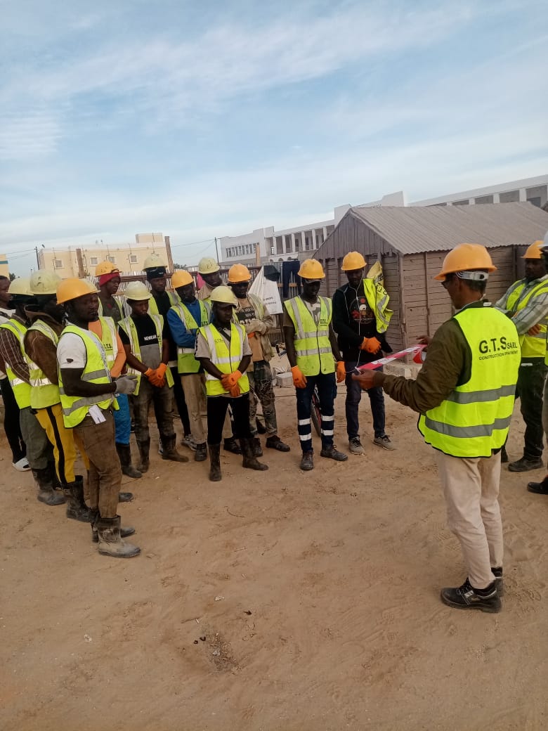 L’équipe G.T.S Sarl en réunion de chantier